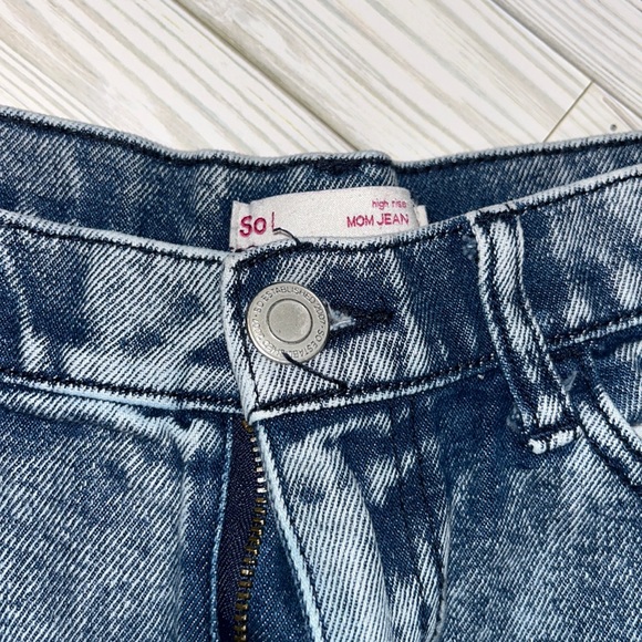 SO- High Rise Mom Jeans - Picture 2 of 4